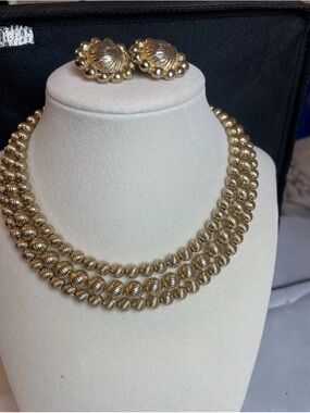 vintage Sarah Coventry Juanita set gold tone - earrings and necklace